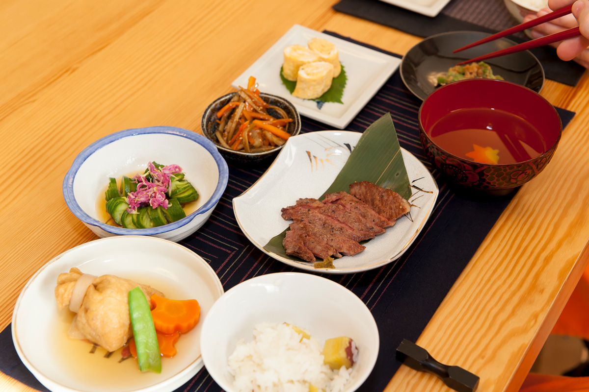 各国で馴染みのあるステーキをメインに、日本ならではの食材をふんだんに使った懐石料理が完成。
